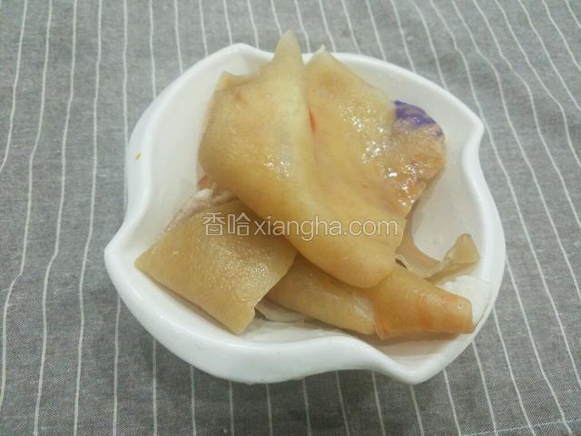 准备猪皮，将猪皮洗干净。