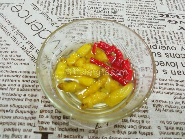 在煮猪皮的过程中，泡椒和小米椒放入小碗中，腌泡椒的水到点儿放小碗里面。