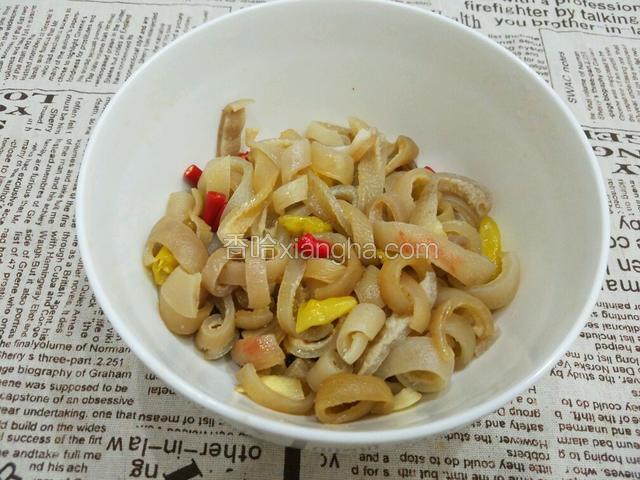 将小碗里的辣椒带水一起倒入猪皮中，再放入生抽,食醋,盐,香油,拌均匀。