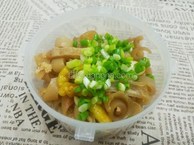 猪皮来出来后放入葱花，拌均匀即可。