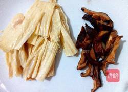 腐竹香菇汤河粉的做法图解2
