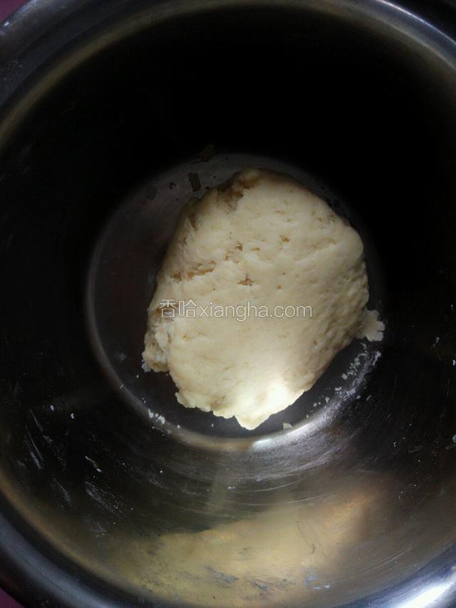 加入温牛奶和黄油，用橡皮刮刀拌匀，再用双手混合面团