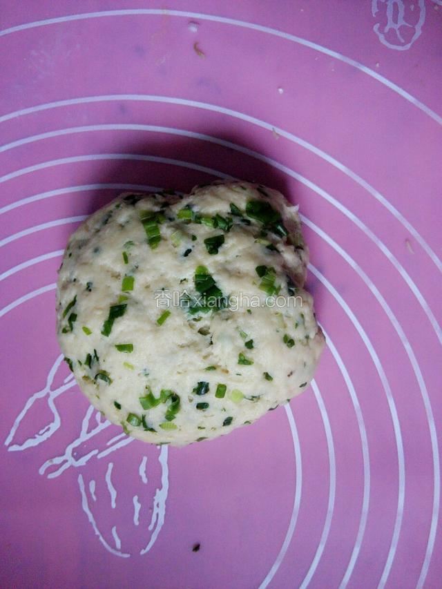 待香葱碎充分混入面团，盖上保鲜膜静至30分钟