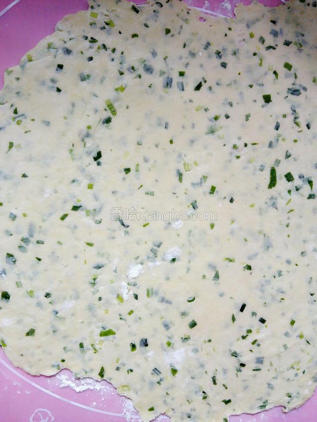 案面上撒少量高粉防粘，将面团擀成2㎜厚的圆饼状