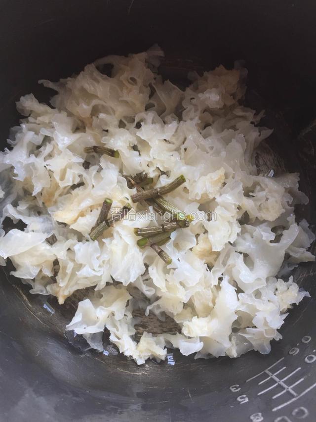 银耳、铁皮石斛都加入锅