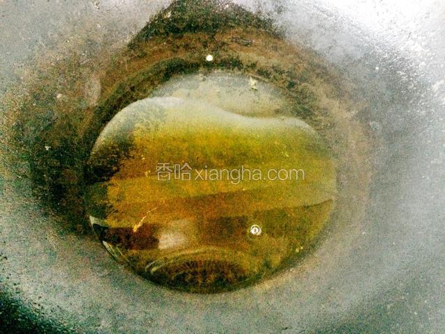 锅内油烧到开，油温不热鸡蛋不成形。