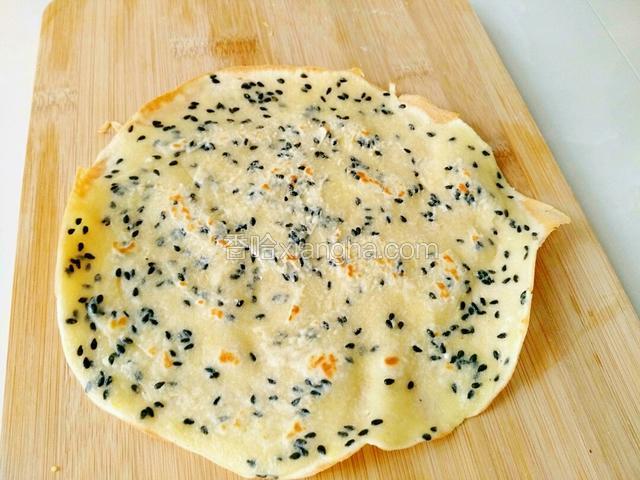 两面烙好。出锅，放菜板上，
