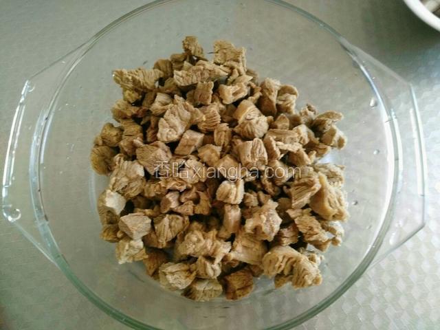 把羊肉切块打水焯，沥干水份备用。