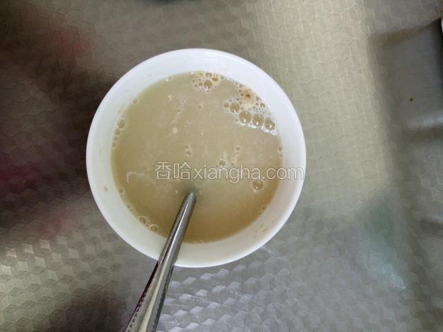 酵母用25度左右温水化开，静止10分钟！