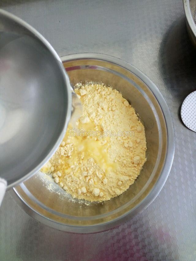 准备220毫升开水，开始烫玉米面！