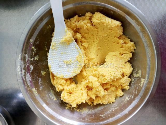 用铲子搅拌均匀，这是烫好的玉米面，比较粘！静止放凉