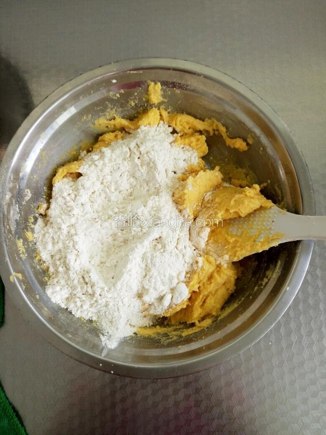 等玉米面完全冷却，加入秤好的白面粉，用酵母水和面，大约150毫升水！