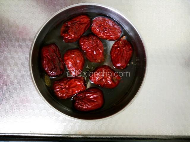 红枣泡水膨胀！发糕发酵完成以后，上面嵌入红枣，上锅蒸30分钟以上！