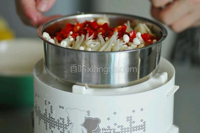 小米椒切小颗、金针菇洗净切头～放入最上层内胆～加上适量香菜和小米椒～