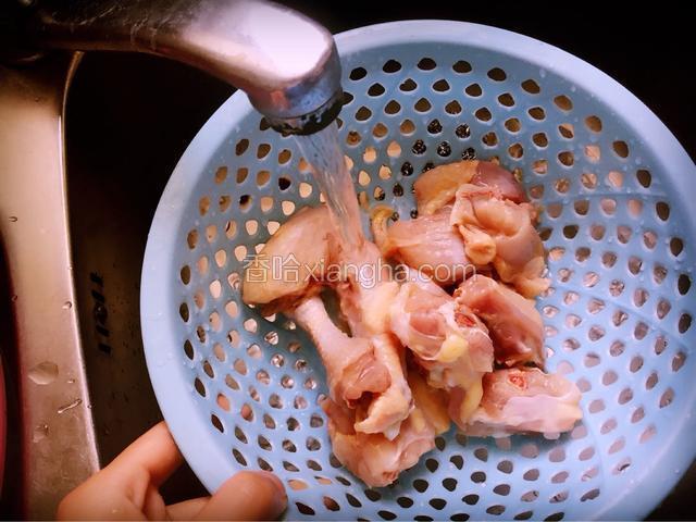 新鲜的土鸡清除杂物，剁成小块，用清水冲洗干净