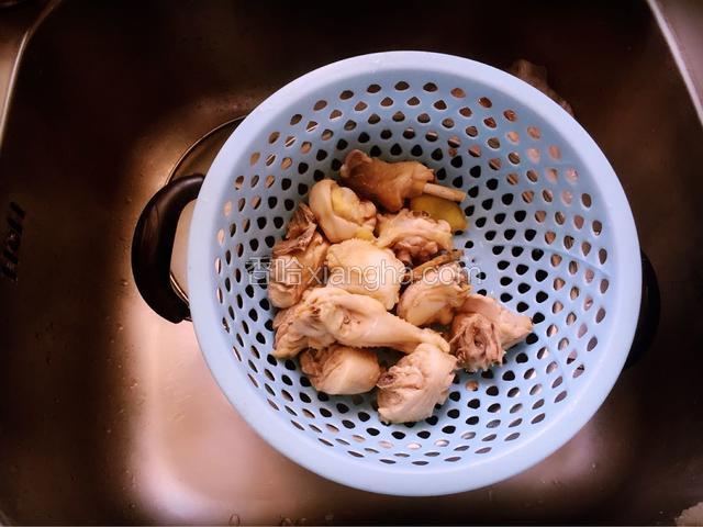 焯好水的鸡块，倒入篮子内，沥干水份