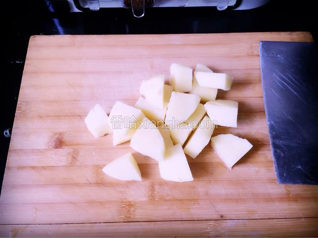 土豆去皮洗净，切成小块