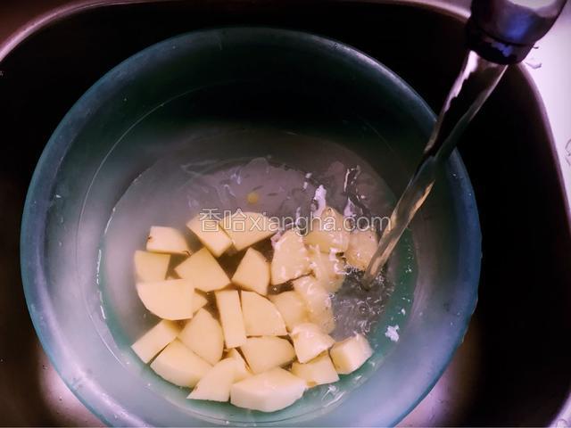 盆里放入清水，并倒入切好的土豆块，浸泡去淀粉