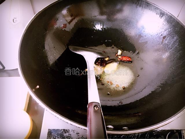 再放入准备好的白糖，小火慢慢熬化出浓糖浆