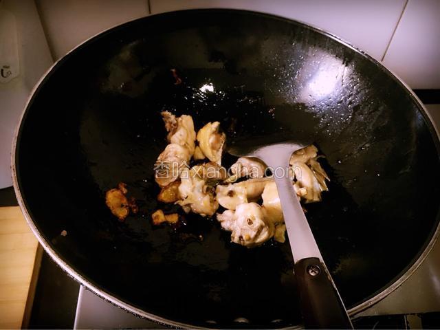 倒入沥干水分的鸡块，快速翻炒，使每块鸡块都均匀的裹上糖浆