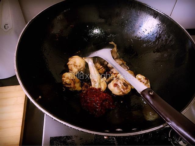 然后放入大盘鸡调料，八角翻炒均匀