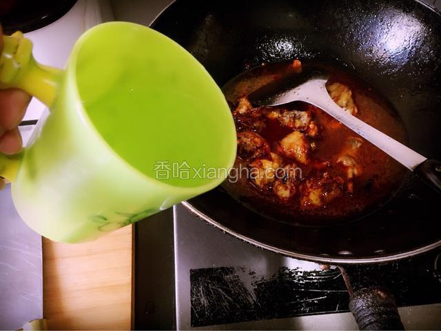 再倒入雪花啤酒，及150ml的清水，小火烹煮
