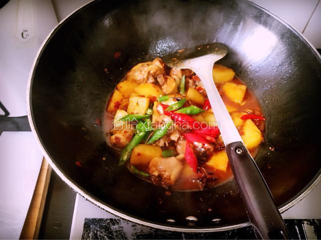 15分钟后，放入准备好的青红杭椒段，翻炒均匀，离火