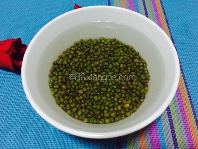 绿豆洗净水泡5小时