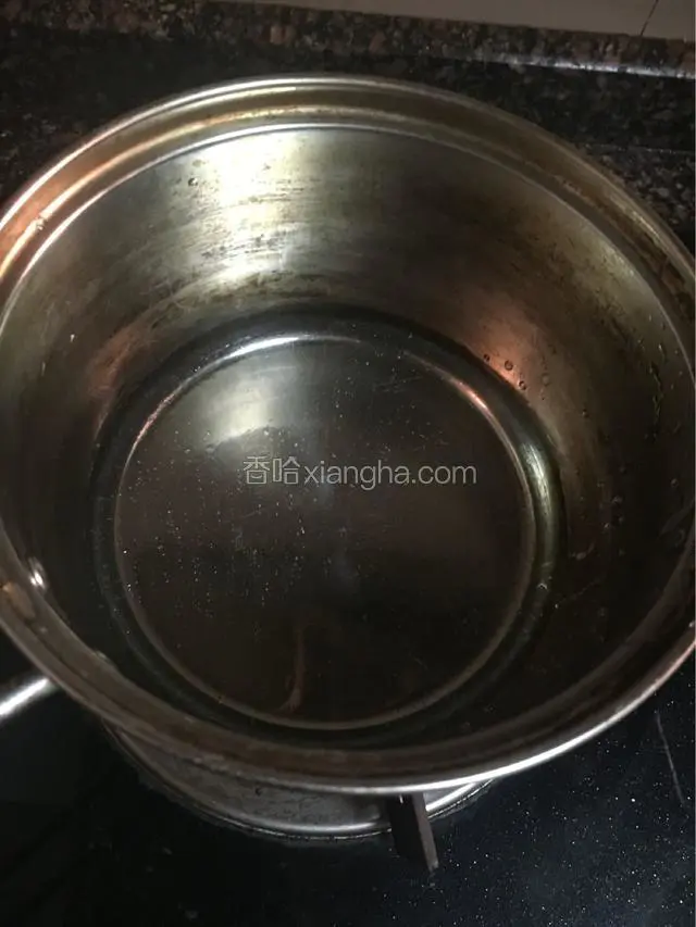 把麦芽糖与水倒入锅中开火煮，边加热边搅拌直至沸腾100度