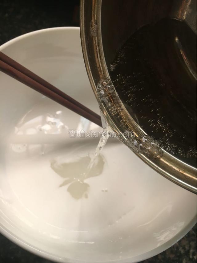 将煮好的麦芽糖倒进搅拌好的水晶浆中，搅拌均匀