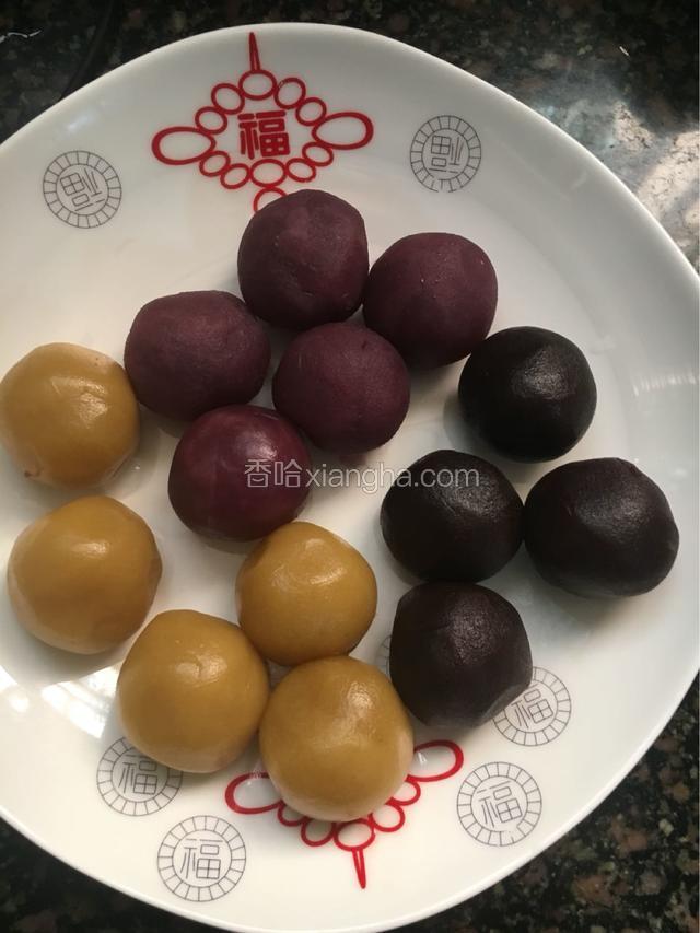 在等待水晶粉糊蒸煮的时候，把馅料分20g一个搓圆。水晶皮取出后分30g