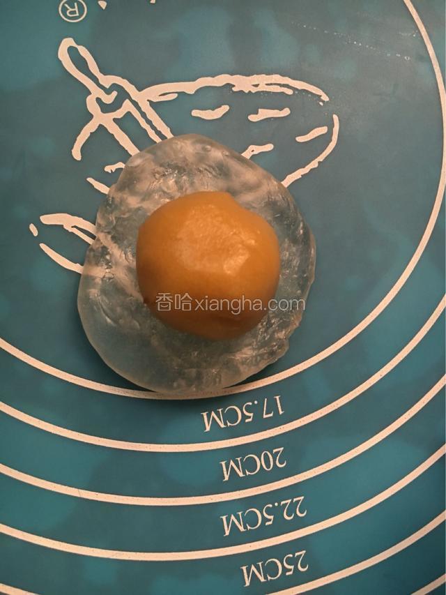 水晶皮压成扁平状，放入准备好的馅料，然后把它包好收口。