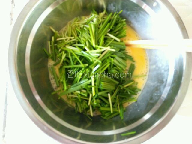 韭菜洗净，切2厘米的段放入图2的容器里，然后搅拌均匀。
