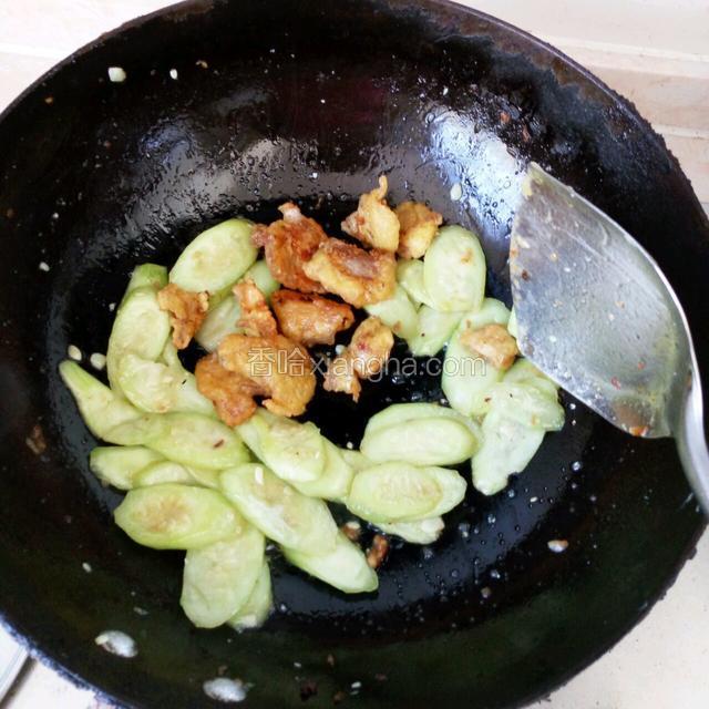 丝瓜炒至变色后加入炸好的猪肉，翻炒几下