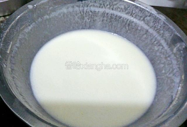 制作脆浆，加入，盐，面粉，油，鸡蛋 ，水