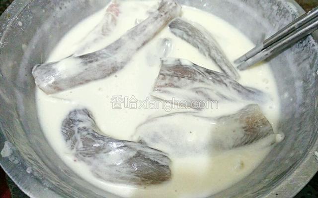把腌好的九肚鱼加入上浆