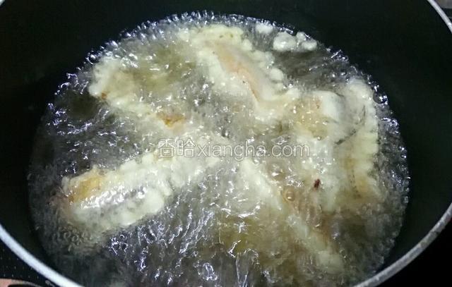 上浆的九肚鱼大火炸至定型