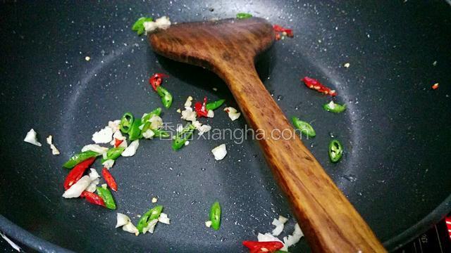 另起锅 把辣椒蒜蓉爆炒出香味