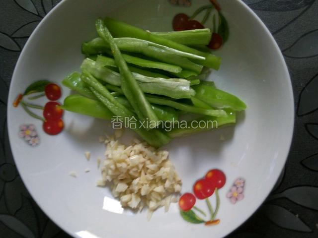 青椒洗净切成丝，蒜拨皮切成末