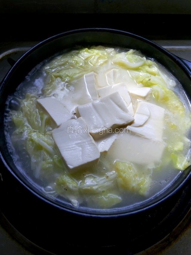 把锅里的所有食材全部倒入提前预热好的砂锅里继续炖煮十五分钟左右，调入适量盐，鸡粉即可
