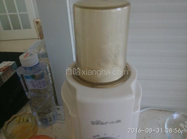茯苓块研磨成粉。