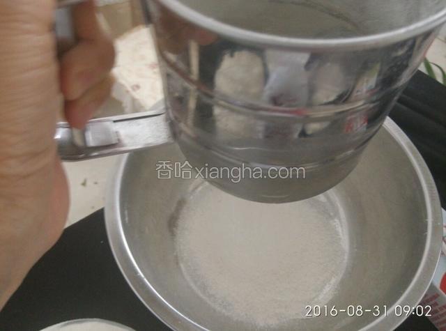 茯苓粉，面粉，糯米粉，过筛，掺在一起。