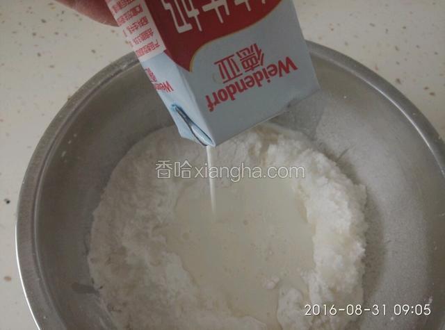 糖和牛奶加入面里。