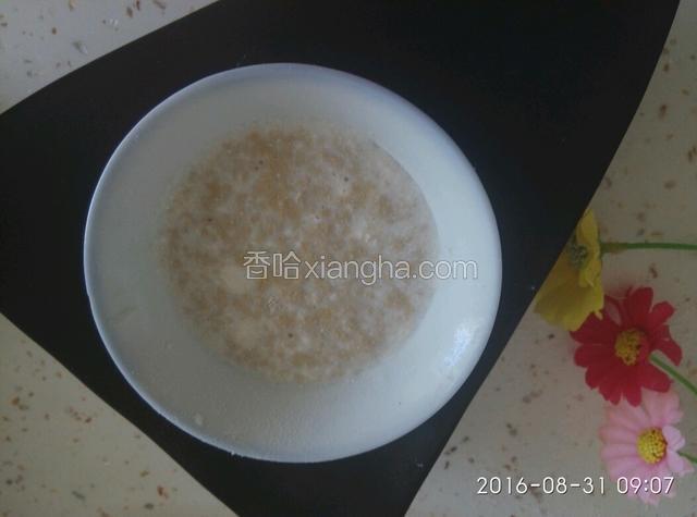 酵母粉，用少量温水化开。静置五分钟后，倒入面粉中。