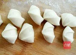 Illustration of how to make carotene stuffed dumplings 12