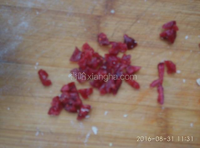 蔓越莓，切成小块。