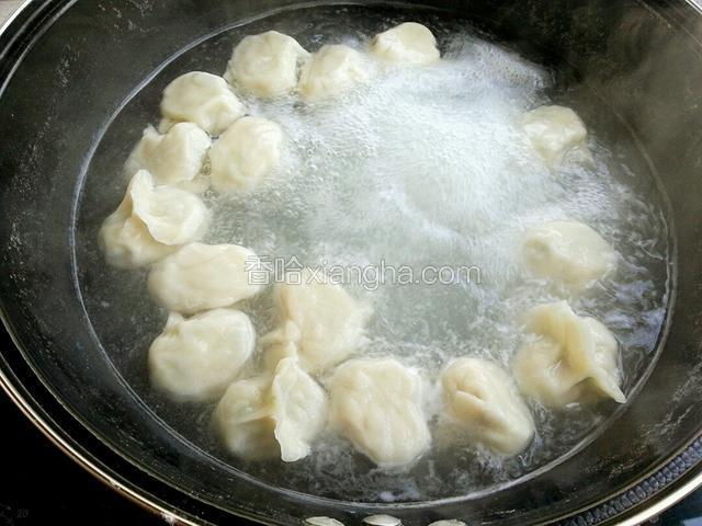 锅里水烧开，将饺子下入，盖盖煮馅（两分钟），开盖煮皮（两分钟）