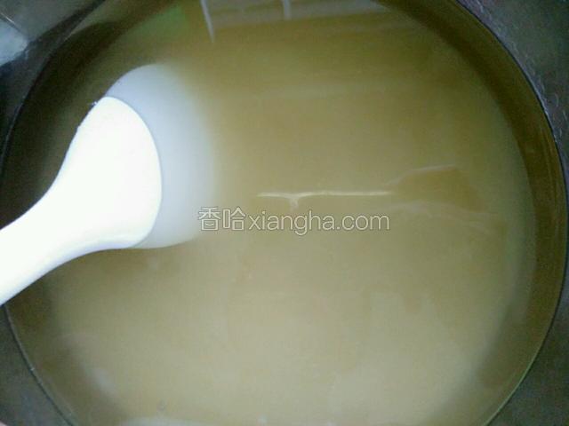 白糖和水放入不锈钢锅混合搅匀。
