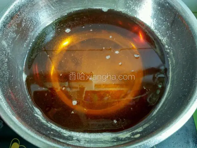 一定要小小火熬煮至颜色稍变深稀稠即可，大概1个小时左右（火力大一点点的40分钟也好了，注意别熬过头了，不然会很硬的）。放凉装入密封罐保存。