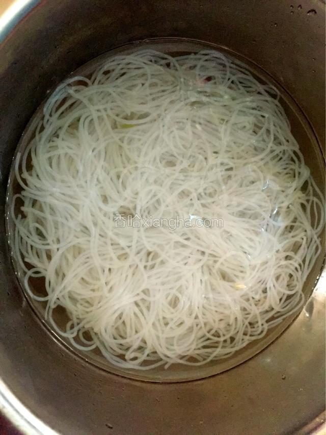 粉丝冷水泡软剪成长段，焯熟备用